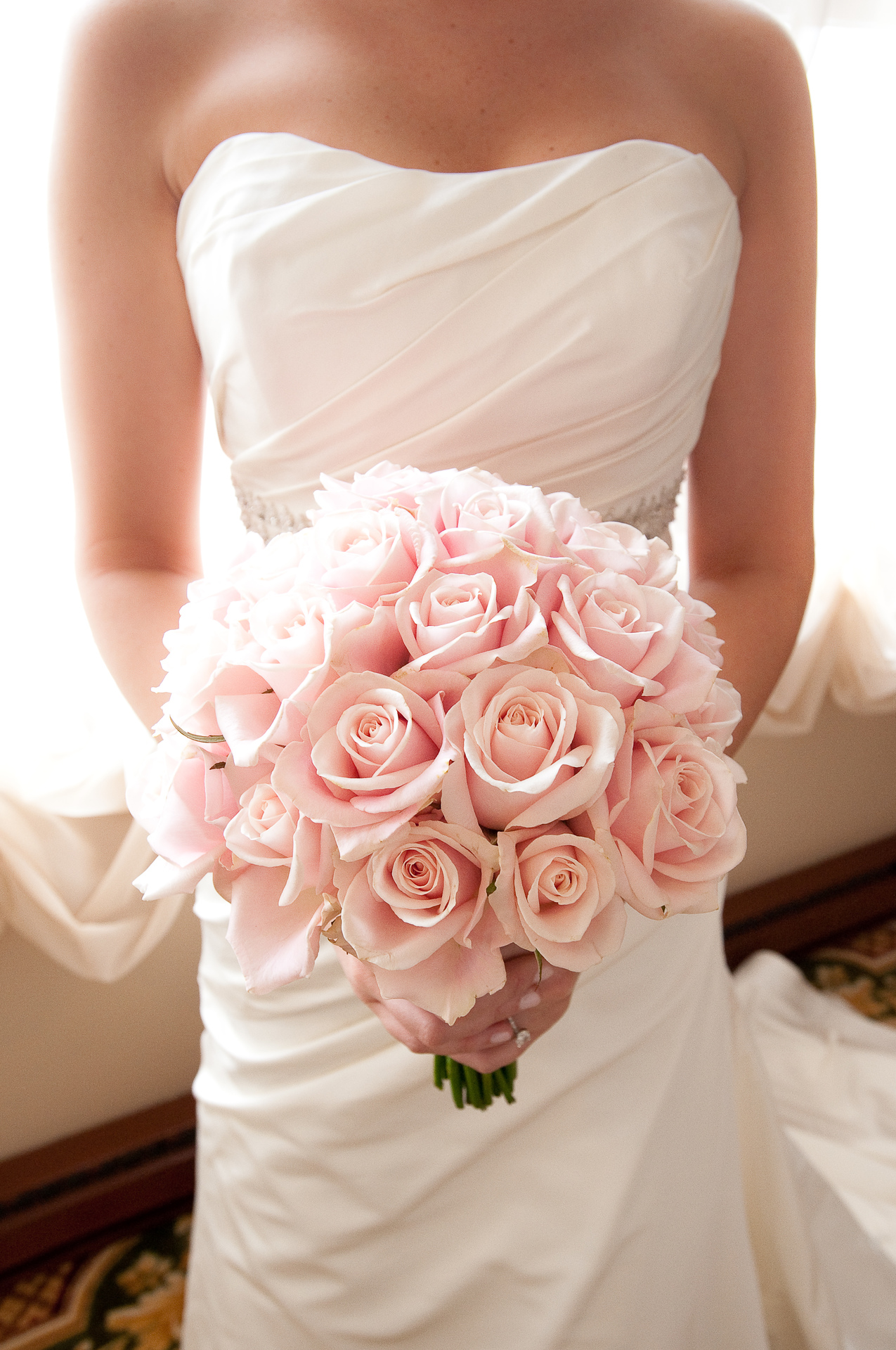 Hoa hồng lãng mạn và là lựa chọn yêu thích của cô dâu hiện đại