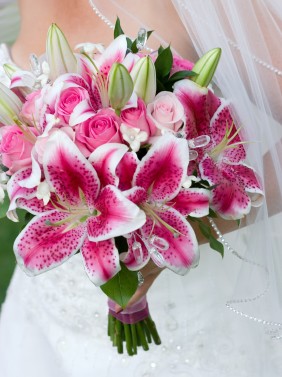 Bó hoa cưới từ hoa ly rực rỡ và nổi bật