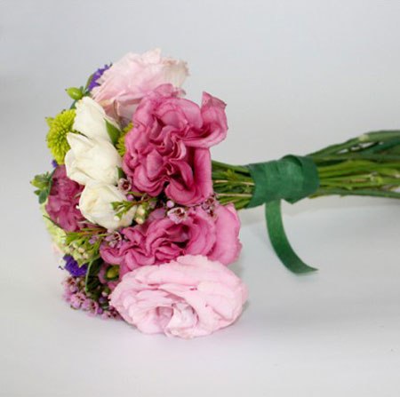 Dùng băng dính cố định hình dáng bó hoa