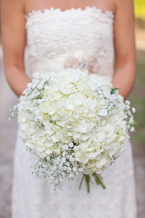 Cô dâu đẹp dịu dàng với cẩm tú cầu trắng kết hợp với hoa baby
