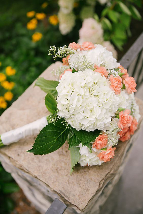 Bó hoa cưới cầm tay cẩm tú cầu đẹp kết hợp với hoa cẩm chướng