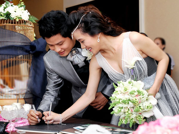 Bó hoa cưới đẹp mắt của vợ nhạc sĩ Nguyễn Văn Chung