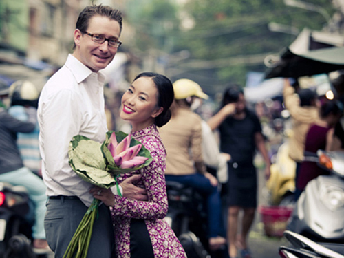 Hoa cưới bằng hoa sen của ca sĩ Đoan Trang nền nã và đẹp mắt