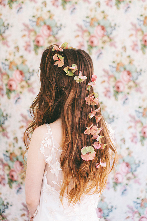 Những bông hoa điểm xuyết theo chiều dài của tóc cũng khiến mái tóc cô dâu đẹp hơn