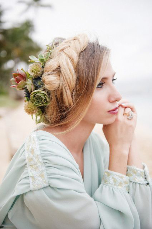 Hoa tươi cài tóc kết hợp với sen đá trông rất ấn tượng và mang phong cách riêng của cô dâu