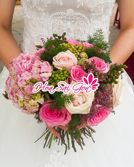  Chắc chắn rằng bó hoa cưới của mình được kết rất chặt, tránh trường hợp hoa bị bung ra khi hất tung lên cao