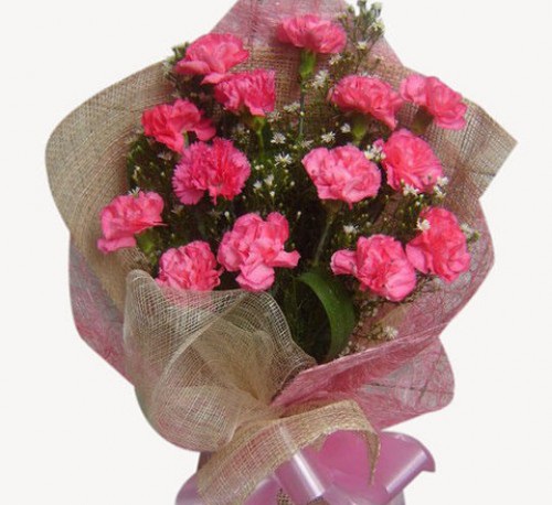 Nên chọn hoa cẩm chướng màu hồng hoặc màu đỏ dành tặng cô giáo ngày 20/10