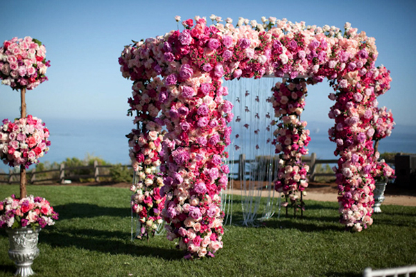 Mẫu cổng hoa cưới rực rỡ cho đám cưới ngoài trời