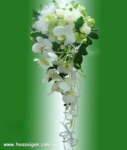 Với bó hoa này sẽ giúp tăng thêm vẻ đẹp khác lạ và sang trọng cho cô dâu