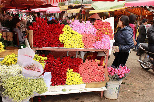 Trong ngày lễ 20/10 thị trường hoa tươi Việt Nam trở nên rộn ràng hơn, từ khắp các con đường cho đến những của hàng lớn đâu đâu cũng thấy sự xuất hiện của những bông hoa xinh đẹp