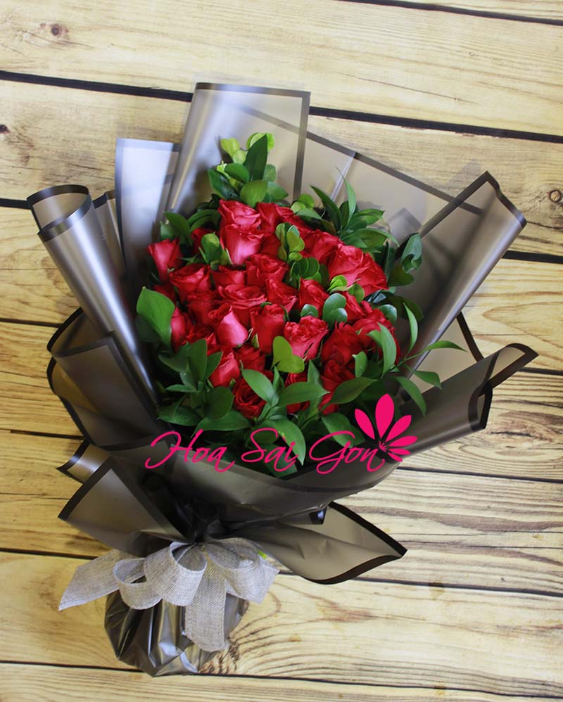 Bó hoa bao gồm 35 đóa hoa hồng đỏ tươi thắm