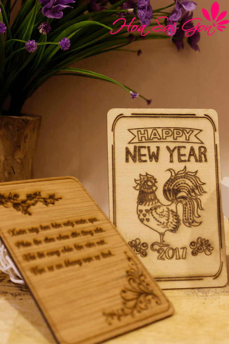 Thiệp gỗ chúc mừng năm mới chú gà trống