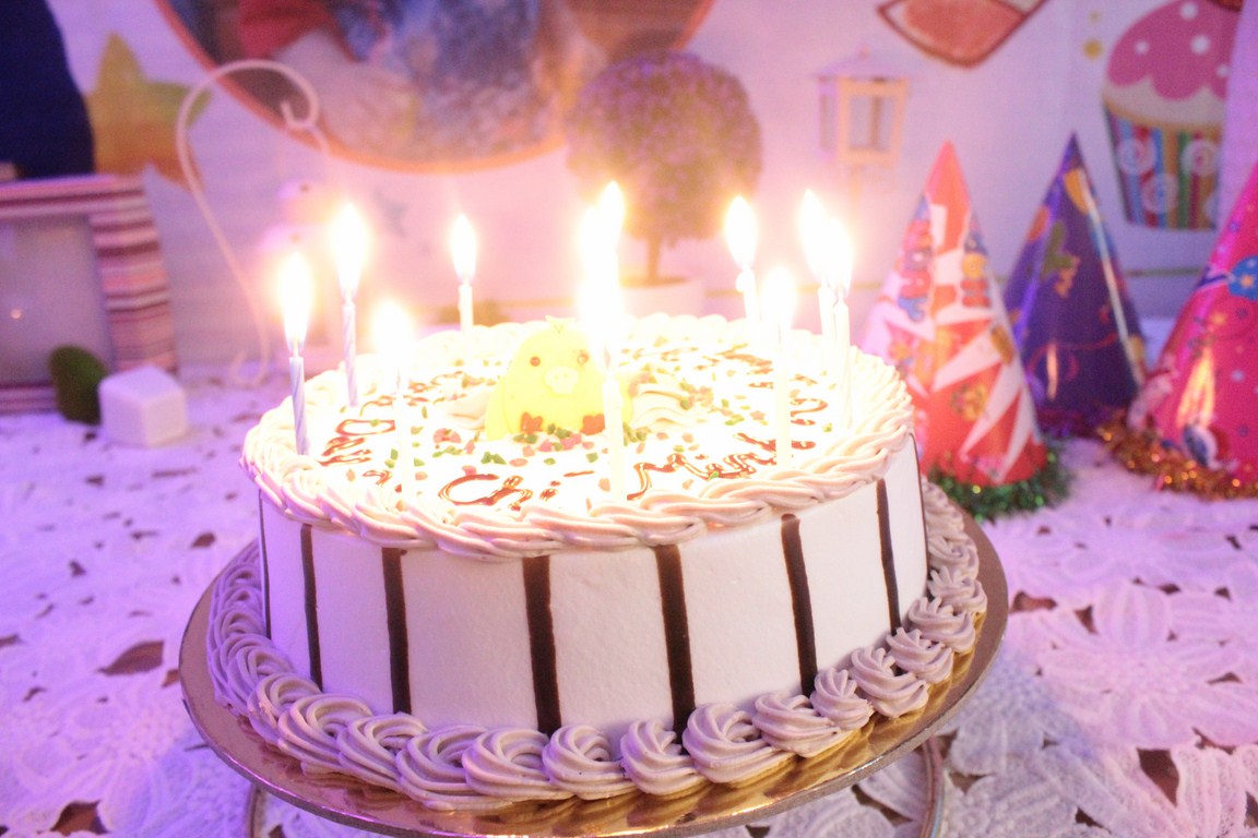 Một bữa tiệc đơn giản bất ngờ kèm với bánh sinh nhật
