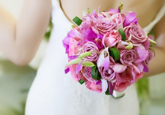 Các đóa hồng David Austin như một món trang sức đặc biệt tôn lên nét đẹp duyên dáng, rạng rỡ cho cô dâu