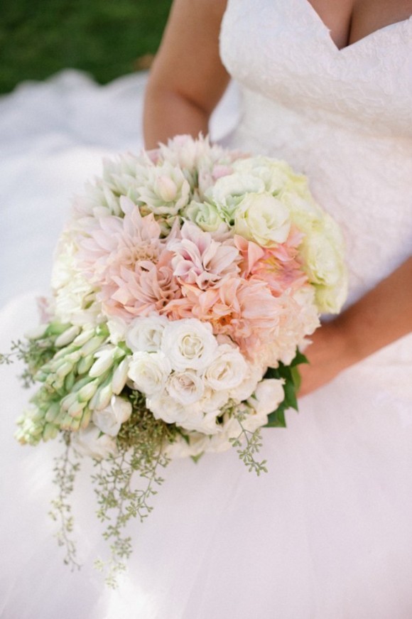 Những sắc màu cam, hồng và vàng pastel kết hợp với nhau sẽ mang lại vẻ đẹp dịu dàng cho các cô dâu