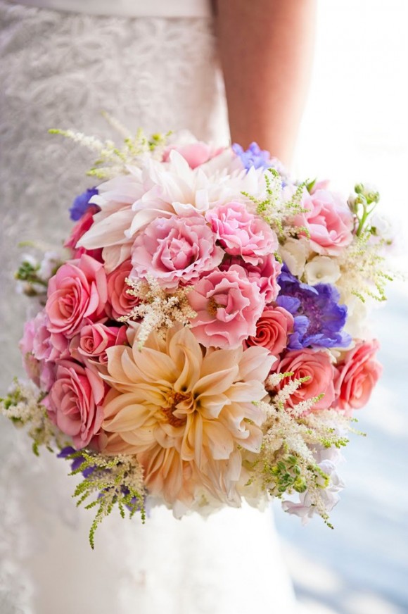 Vẻ đẹp của các màu sắc tự nhiên được kết hợp một cách khéo léo tạo ra bó hoa cưới cầm tay tuyệt đẹp