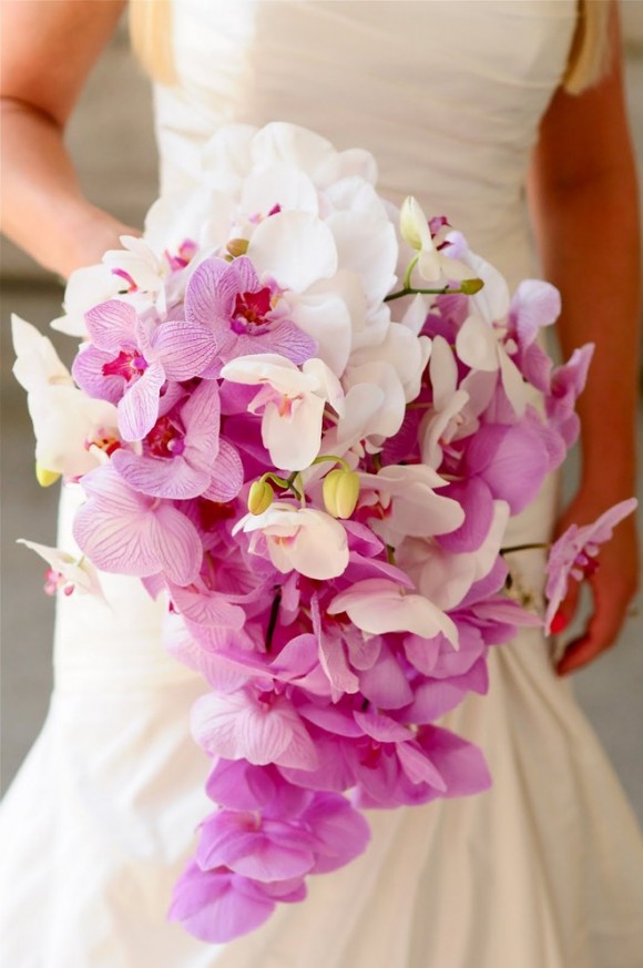 Tông màu tím và trắng khi kết hợp với nhau tạo ra mẫu hoa cưới cầm tay cô dâu vô cùng bổi bật