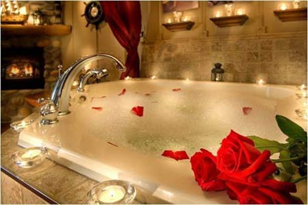 Một phòng tắm ngào ngạt hương thơm từ hoa hồng sẽ là một không gian lãng mạn tuyệt vời dành tặng nàng