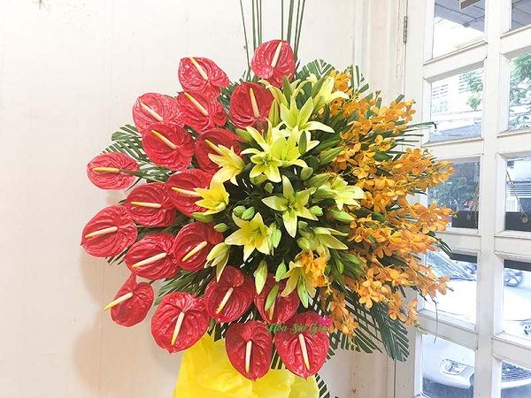 Đây là sự kết hợp hoàn hảo giữa lan mokara vàng, đỏ, hồng môn đỏ cùng hoa ly tím vô cùng đẹp mắt