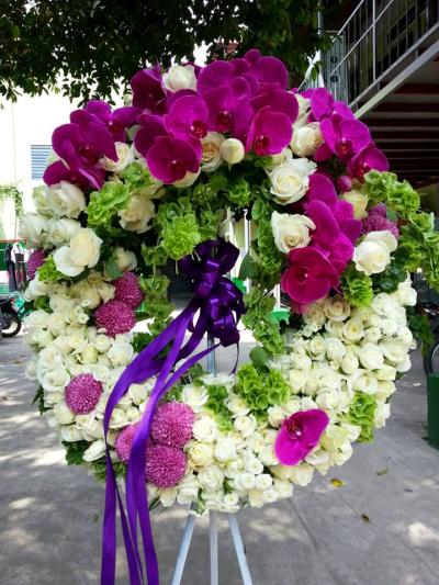 Vòng hoa đám tang thường có giá dao động tùy theo kích cỡ, kiểu dáng và các loại hoa