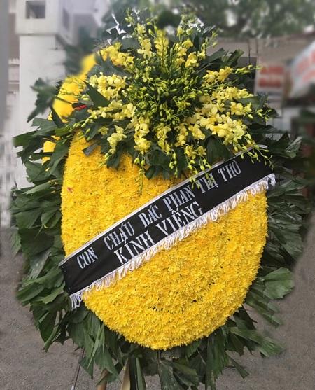 Ý nghĩa sâu sắc từ màu hoa vàng của vòng hoa viếng đám tang