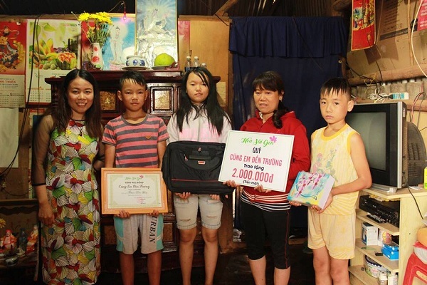 Hoa Sài Gòn đã trao 5 suất học bổng cho học sinh nghèo vượt khó