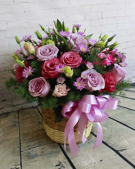Giỏ hoa sinh nhật: Giỏ hoa sinh nhật là một sự lựa chọn tuyệt vời để tặng người thân trong ngày sinh nhật của họ. Hình ảnh về một chiếc giỏ hoa xinh đẹp và đầy ý nghĩa sẽ khiến bạn cảm thấy thích thú và muốn sở hữu ngay.