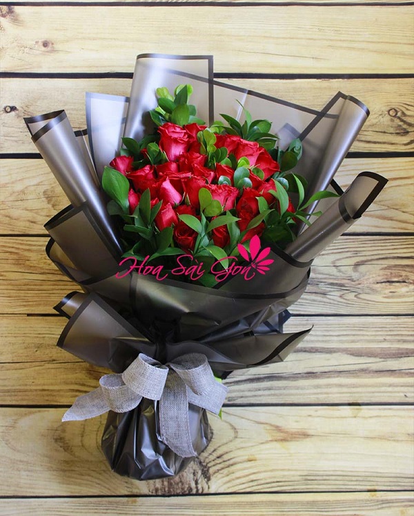 Bó hoa hồng đỏ Thiên Đường Tình Yêu với lớp giấy gói sang trọng