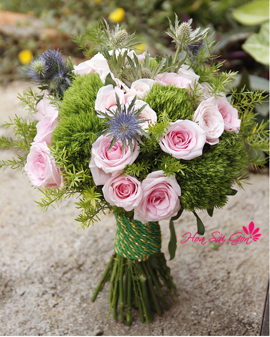 Sở hữu vẻ đẹp quyến rũ và thanh lịch, hoa hồng là loại hoa sử dụng phổ biến trong hoa cưới cầm tay