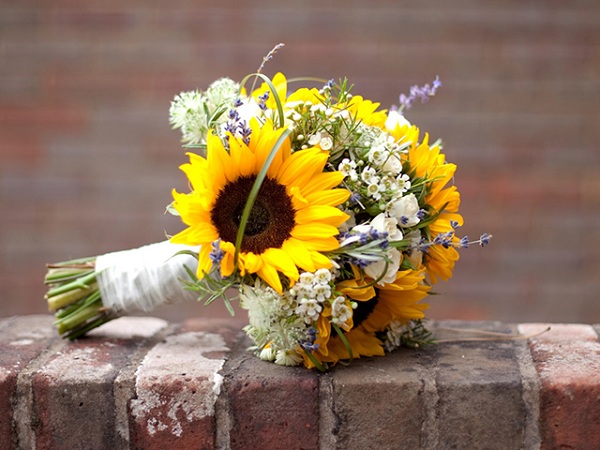 Chọn hoa hướng hương làm hoa cưới cầm tay tượng trưng cho một đám cưới bền lâu, vĩnh cữu