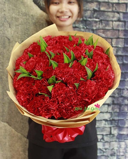 Bó hoa cẩm chướng đỏ rất phù hợp để tặng nhân ngày của Mẹ