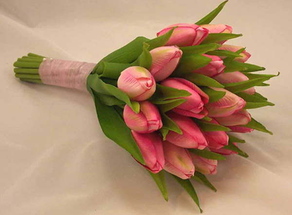 Một bó hoa chúc mừng sinh nhật là hoa cẩm chướng trắng tinh khôi