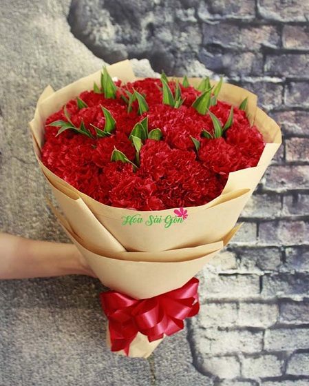 Hoa cẩm chướng đỏ với ý nghĩa em là một cô gái tuyệt vời khiến trái tim anh loạn nhịp