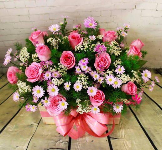Tặng hoa ngày Valentine làm không khí thêm ấm cúng, vui vẻ giúp tăng thêm sự lãng mạn