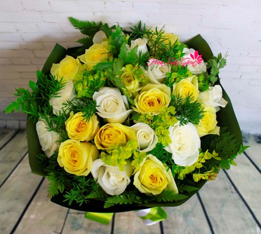 Bó hoa Ngày trong xanh được thiết kế độc đáo với những bông hồng vàng xinh xắn