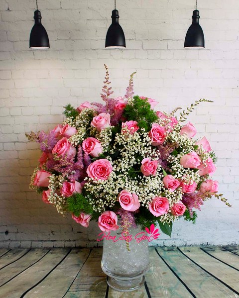 Bình hoa chính là sự kết hợp đầy rạng rỡ và xinh đẹp của rất nhiều những đóa hoa hồng dâu