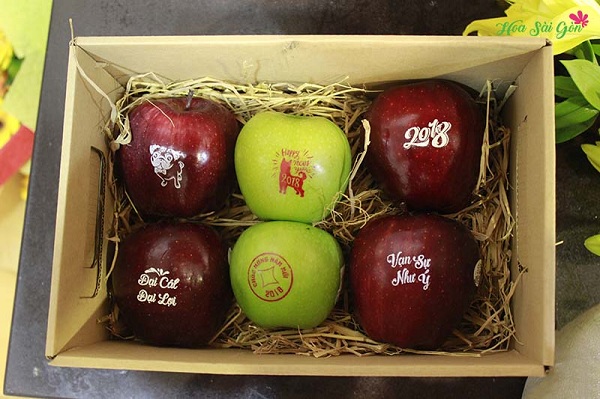 Công nghệ in chữ còn được in trên bề mặt của trái cây tươi như táo mỹ, táo xanh vô cùng độc lạ 
