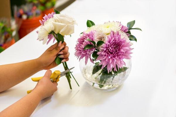 Bạn tiến hành cắt gốc hoa theo một góc 45 độ để tăng khả năng hấp thụ nước của hoa