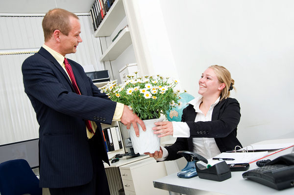 Lựa chọn đơn vị cung cấp hoa tươi uy tín sẽ giúp bạn có được một bó hoa tươi thắm dành tặng sếp