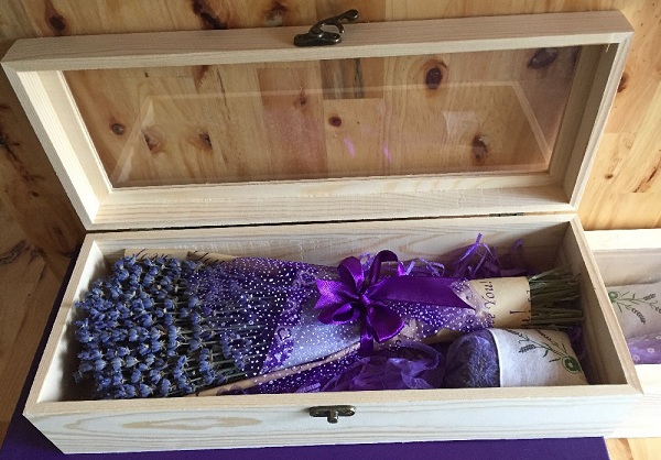 Đặt hoa lavender trong một chiếc hộp gỗ sang trọng