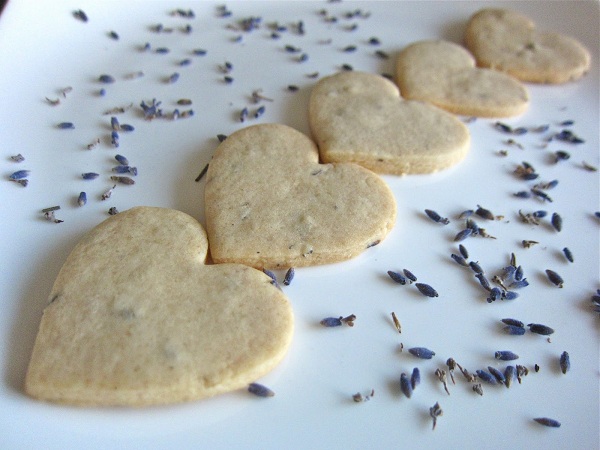 Những cánh hoa lavender có thể được nghiền nát để làm bột bánh tạo hương thơm