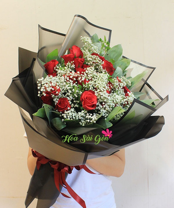 Từng cánh hoa hồng đỏ tươi với cách gói độc đáo, giấy gói xám viền đen giúp tôn lên vẻ đẹp quyến rũ cho bó hoa 