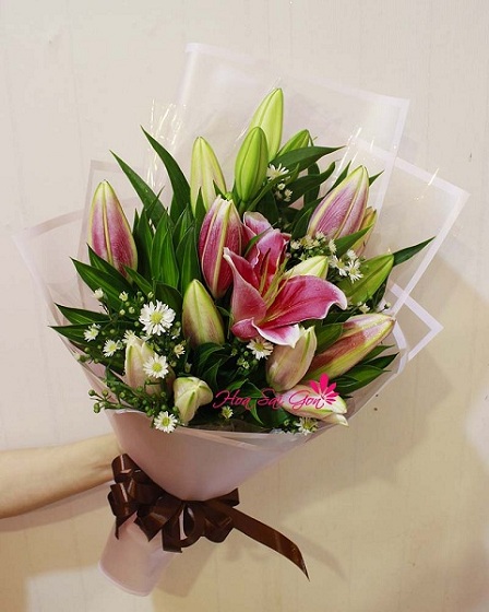 Hình ảnh tặng hoa sinh nhật cho đồng nghiệp sẽ khiến bạn cảm thấy ấm lòng và vui vẻ. Hoa là một món quà tuyệt vời để chúc mừng sinh nhật của đồng nghiệp và cho thấy sự trân trọng của bạn đối với họ.