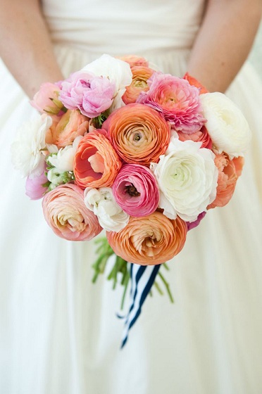 Bó hoa làm cho cô dâu trở nên xinh đẹp và lộng lẫy hơn