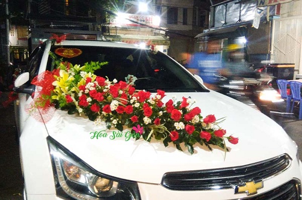 Xe hoa cưới được trang trí bởi hoa hồng làm chủ đạo