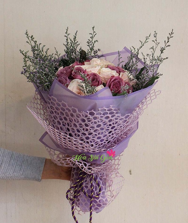 Lớp giấy gói sang trọng giúp tăng lên vẻ đẹp yêu kiều đầy lôi cuốn cho bó hoa 