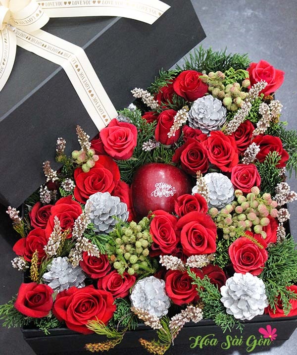Tặng hộp hoa Rực rỡ đêm Giáng sinh như một lời cầu chúc một mùa giáng sinh an lành, sức khỏe đến mọi người