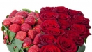 Cách cắm trái tim kết hợp giữa hoa hồng đỏ và dâu tây
