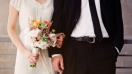 Cầm hoa cưới đúng cách giúp tôn dáng cho cô dâu thêm rạng rỡ