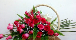Cắm hoa lãng mạn với bó hoa hồng trái tim